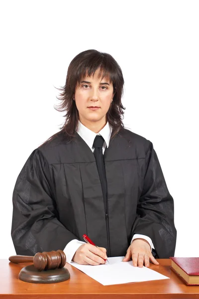 Juíza do sexo feminino assina ordem judicial em branco — Fotografia de Stock