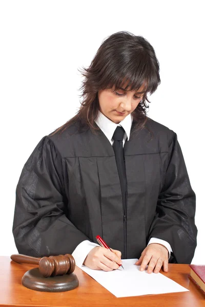 Juíza do sexo feminino assina ordem judicial em branco — Fotografia de Stock