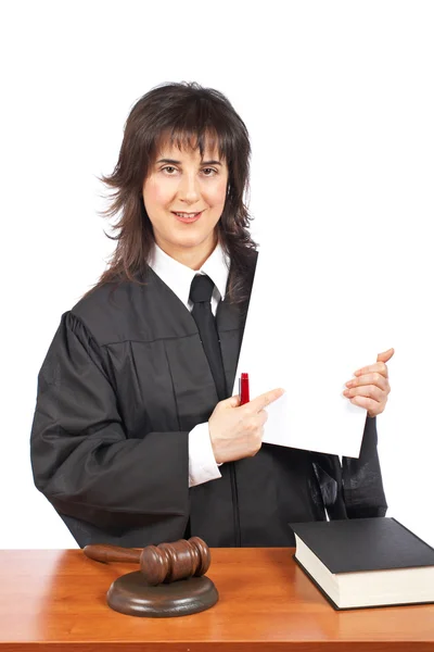 Juíza feminina aponta para ordem judicial em branco — Fotografia de Stock