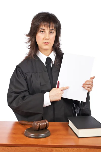 Női bíró rámutat arra, hogy üres bírósági végzés — Stock Fotó