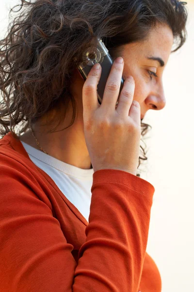 Nő beszélgetett telefonon — Stock Fotó