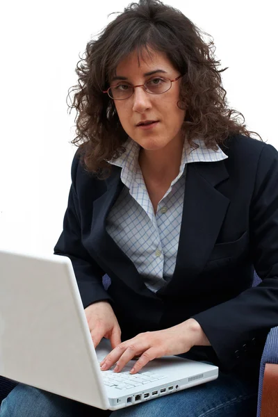 Ділова жінка з ноутбуком — стокове фото