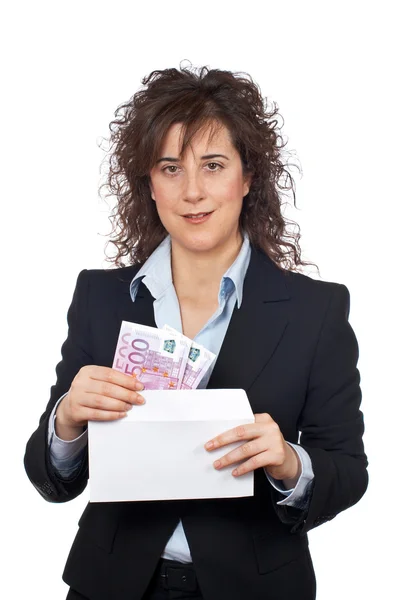 Sätta euro räkningar på kuvertet — Stockfoto