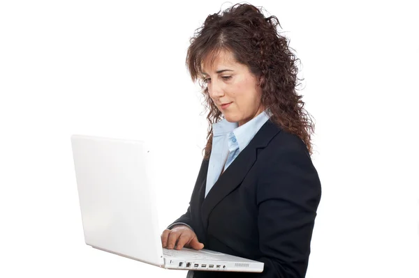 在一台笔记本电脑业务的女人写 — 图库照片