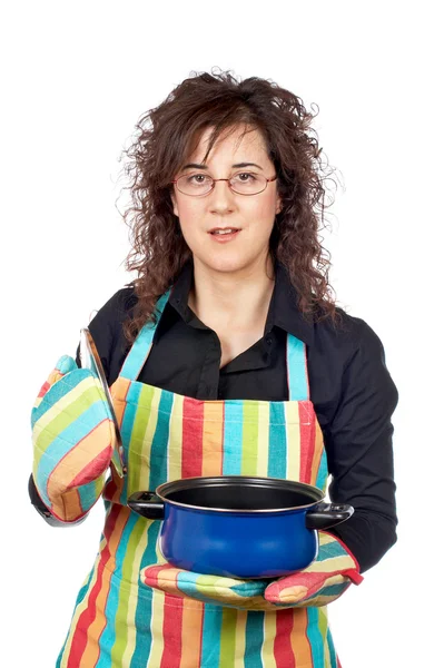 Femme au foyer ouvrant une casserole bleue — Photo