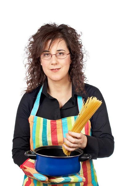 Hospodyňka, která zavádí špagety v pánvi — Stock fotografie