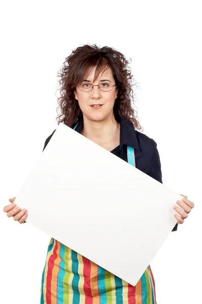 Dona de casa em avental segurando o cartaz em branco — Fotografia de Stock