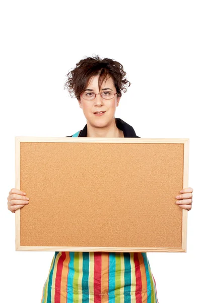 Dona de casa segurando o corkboard vazio — Fotografia de Stock