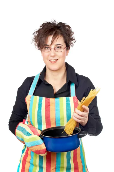 Hausfrau bringt Spaghetti in die Pfanne — Stockfoto