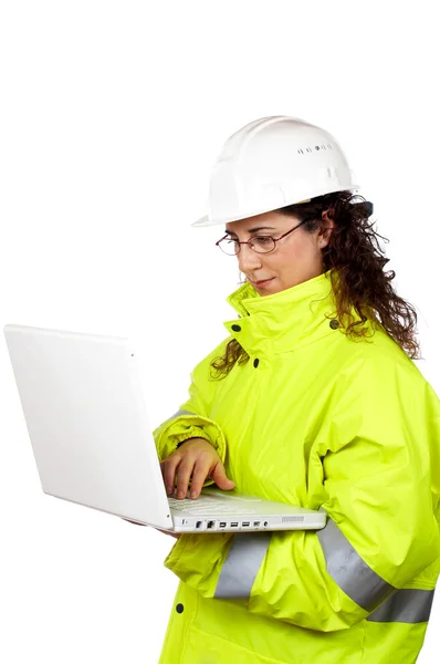 Trabajadora de la construcción escribe en un portátil —  Fotos de Stock
