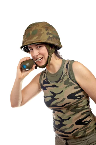 Κορίτσι στρατιώτη που κατέχουν μια χειροβομβίδα — Φωτογραφία Αρχείου