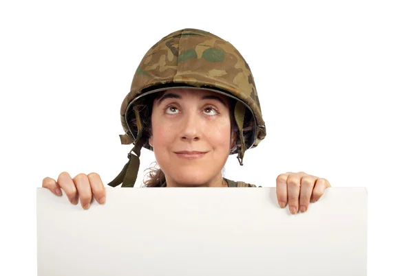 Nieuwsgierig soldaat meisje opzoeken — Stockfoto