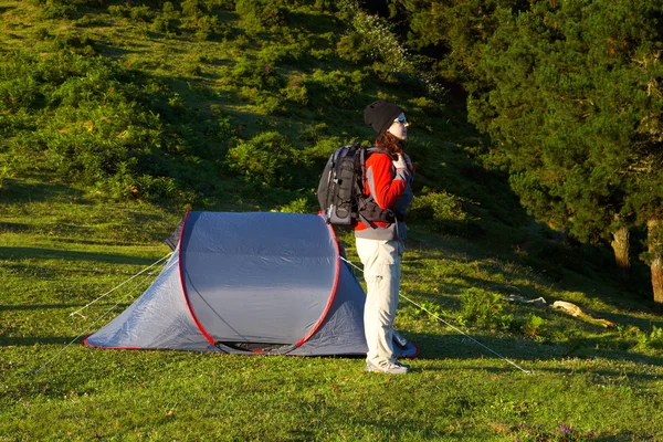 stock image Girl with the backpack next to her tent