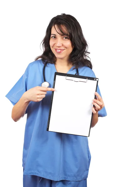 Vrouwelijke arts toont een lege Klembord — Stockfoto