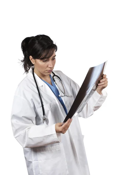 Ženský lékař zkoumá x-ray — Stock fotografie