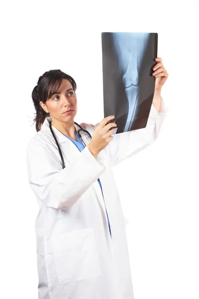 Жінка-лікар, яка вивчає рентгенівський знімок — стокове фото