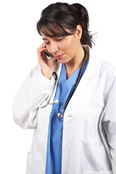Жінка-лікар розмовляє по телефону — стокове фото