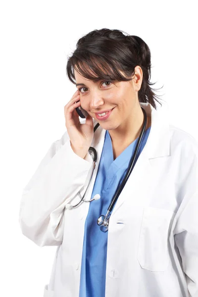Médico feminino conversando com telefone — Fotografia de Stock