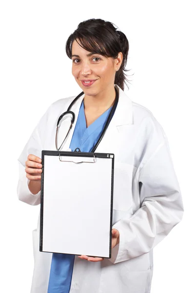 显示一个空白的剪贴板的女医生 — 图库照片