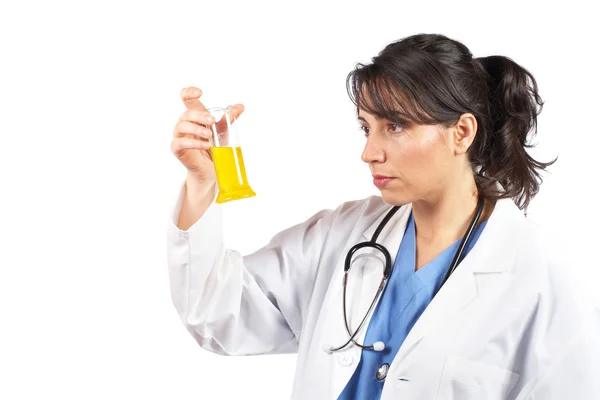 Vrouwelijke arts behandeling test kolven — Stockfoto
