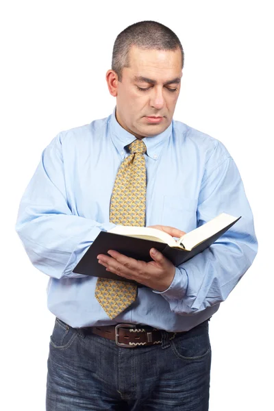 Homem de negócios lendo um livro — Fotografia de Stock