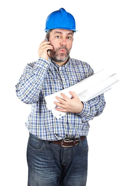 Работник строительства разговаривает с телефоном — стоковое фото