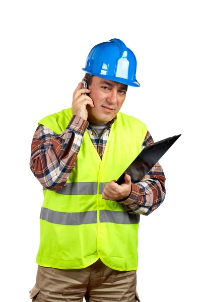 与单元格的电话交谈的建筑工人 — 图库照片