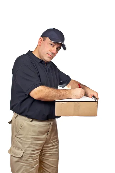 Mensajero sosteniendo la caja y escribiendo —  Fotos de Stock