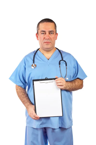 显示一个空白的剪贴板的男医生 — 图库照片