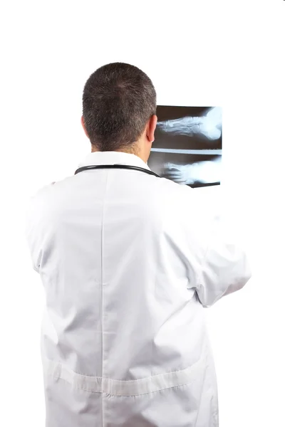 Muž lékař zkoumá x-ray — Stock fotografie
