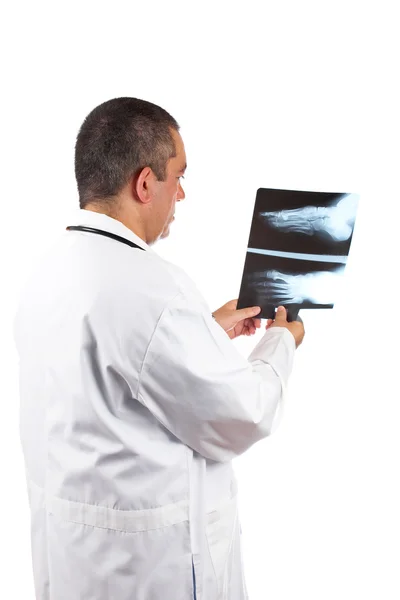 Врач-мужчина осматривает рентген — стоковое фото