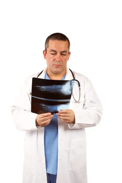 Manliga läkare undersöka röntgen — Stockfoto
