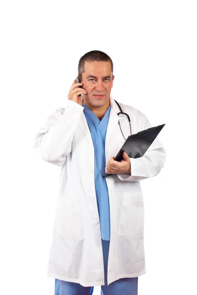 Чоловік лікар розмовляє з мобільним телефоном — стокове фото