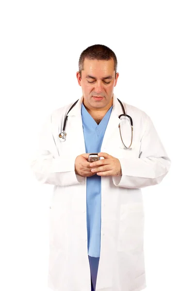 Mannelijke arts verzenden sms — Stockfoto