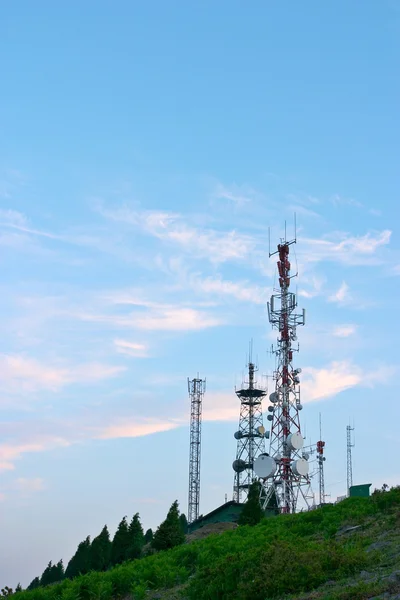 Телекоммуникационные антенны — стоковое фото