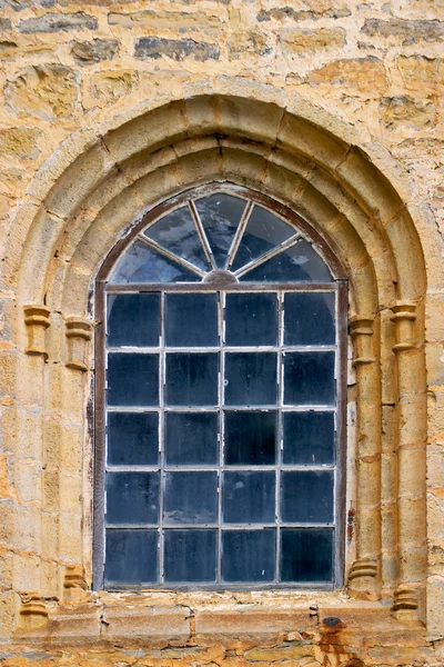 Антикварное окно — стоковое фото