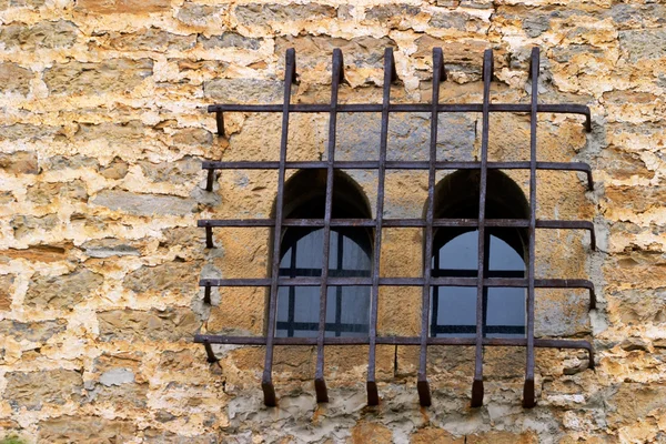 Antik ablak ráccsal — Stock Fotó