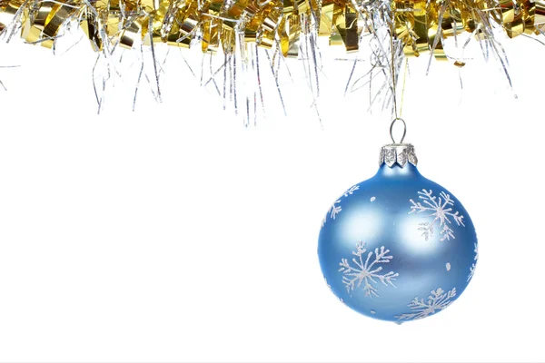 Uma bola de Natal azul pendurada — Fotografia de Stock