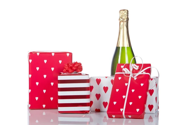 Подарки и бутылка шампанского — стоковое фото