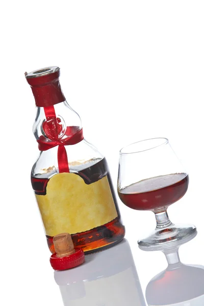 Brandy vidrio y botella — Foto de Stock