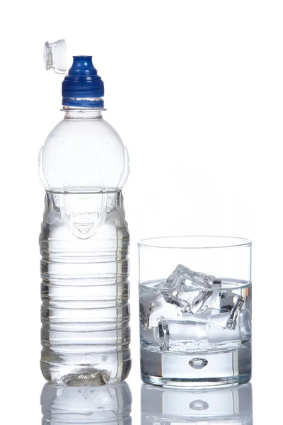 ボトルと液滴を利用したミネラル水のグラス — ストック写真