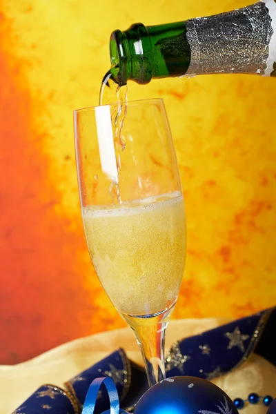 Hälla champagne på glas — Stockfoto