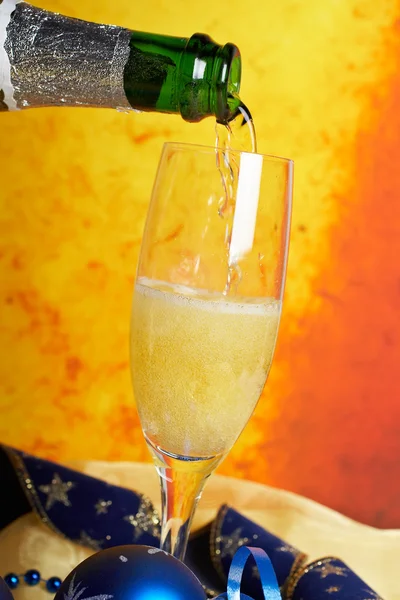Şampanya cam üzerine dökülen — Stok fotoğraf