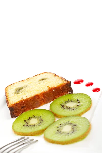 Potongan kue dengan kiwi — Stok Foto