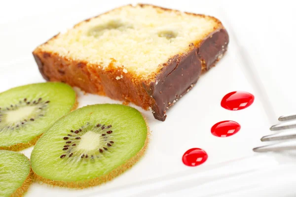 Tårtbit med kiwi — Stockfoto