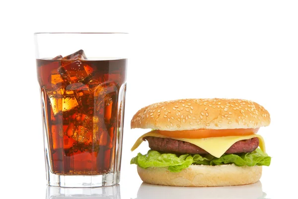チーズバーガーとソーダのガラス — ストック写真