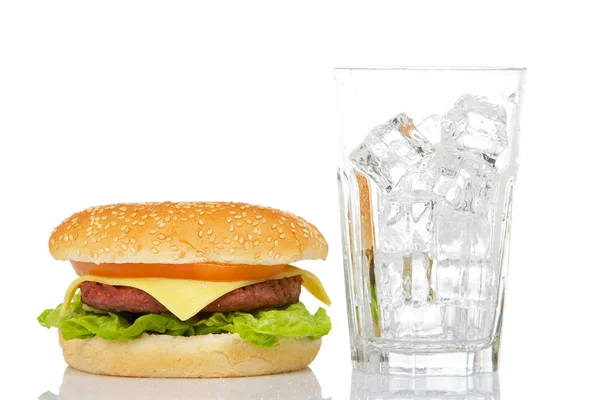 チーズバーガーと空のグラス — ストック写真
