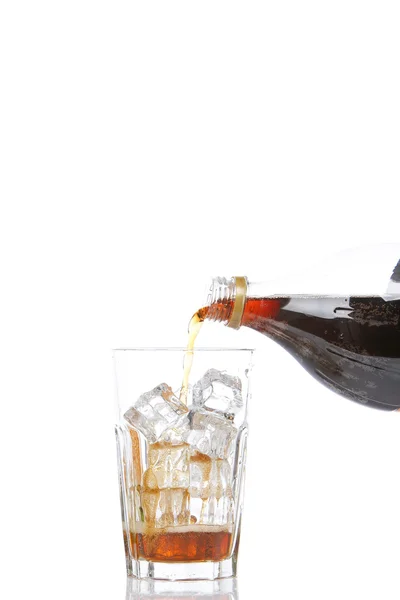 Refrigerante derramado em um copo — Fotografia de Stock