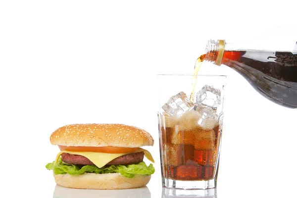 Cheeseburger e soda versante — Foto Stock