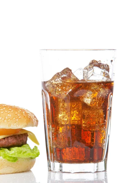 Cheesburger a sodou sklo — Stock fotografie